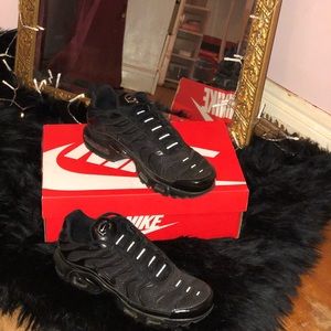 Triple black nike air max plus size 8